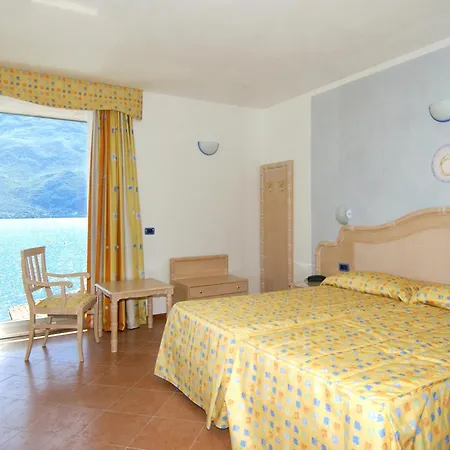 Surf Pier - Montagnoli Group 3* Limone sul Garda